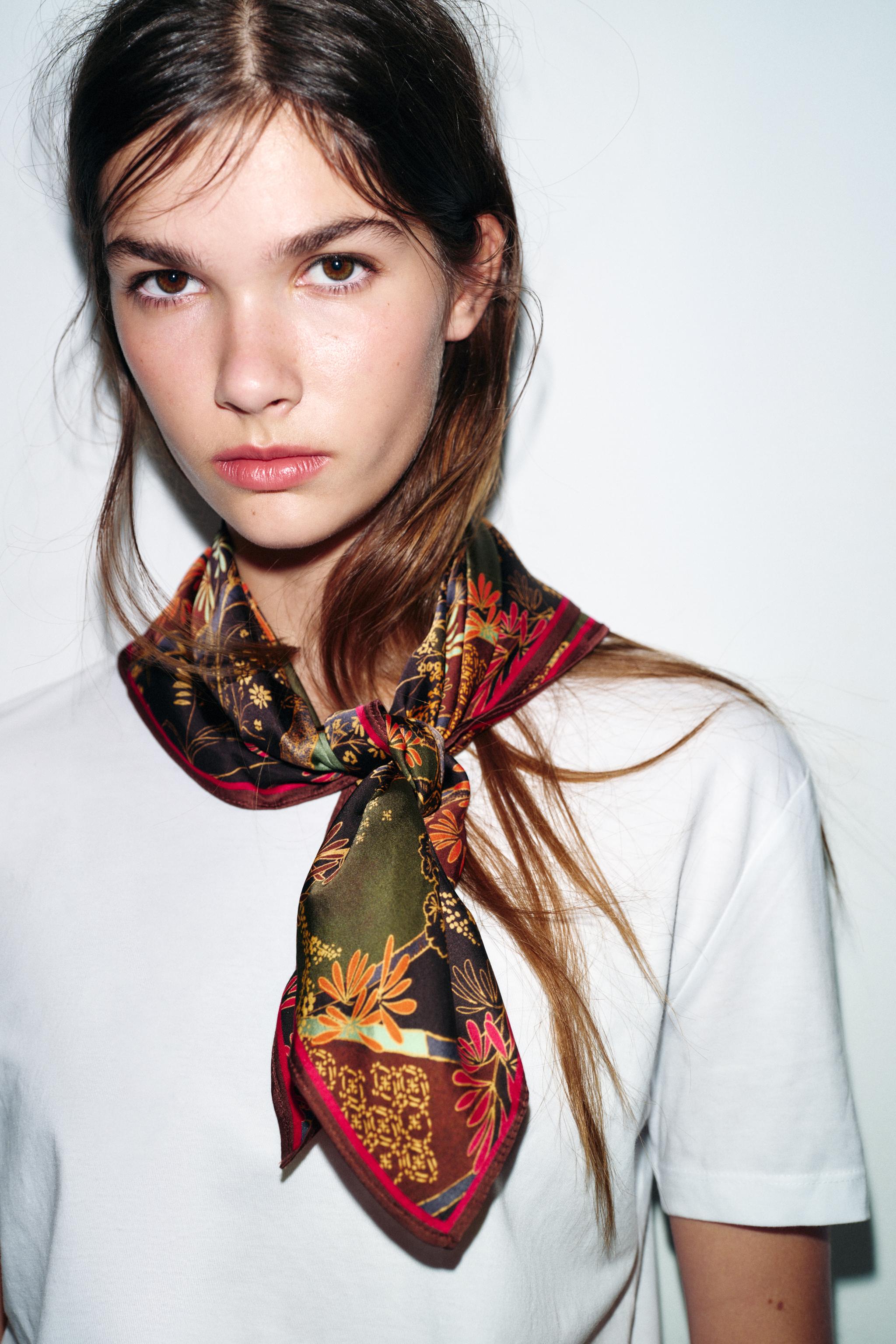 FOULARD EN VISCOSE À IMPRIMÉ FLEURI